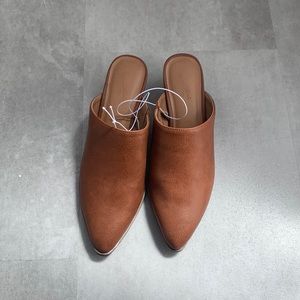 Universal thread clog heels size 8.5 BRAND NEW